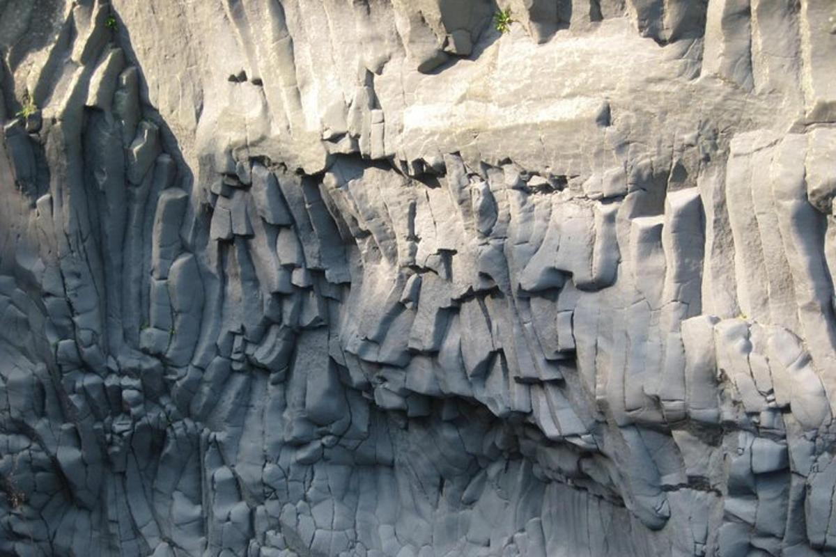 un primo piano di una parete rocciosa