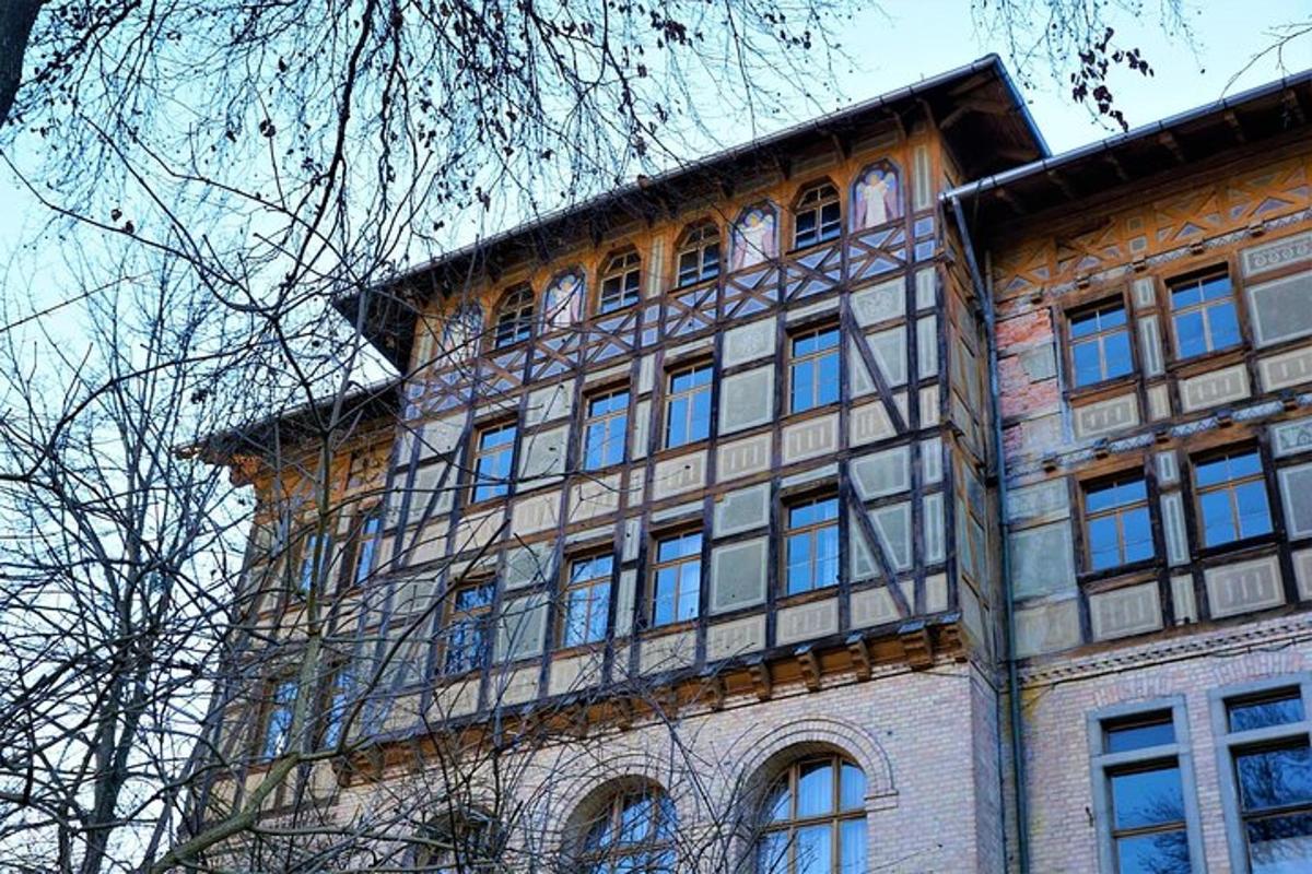 un edifici alt amb finestres als costats