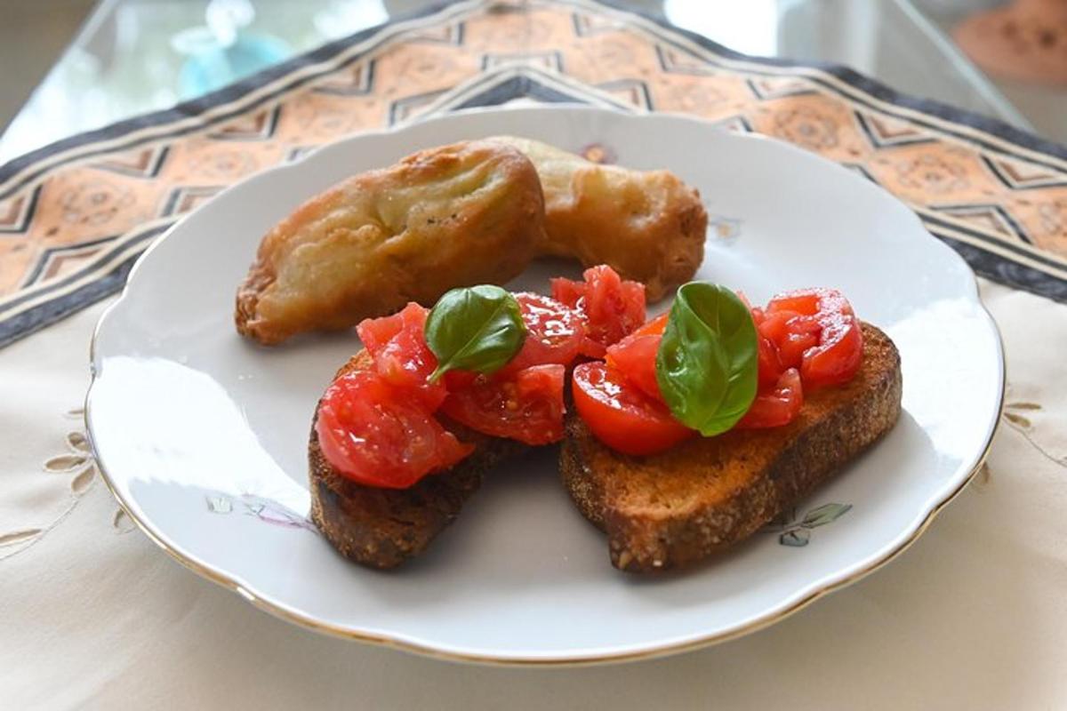 laual taldrik toitu röstsaia ja tomatitega