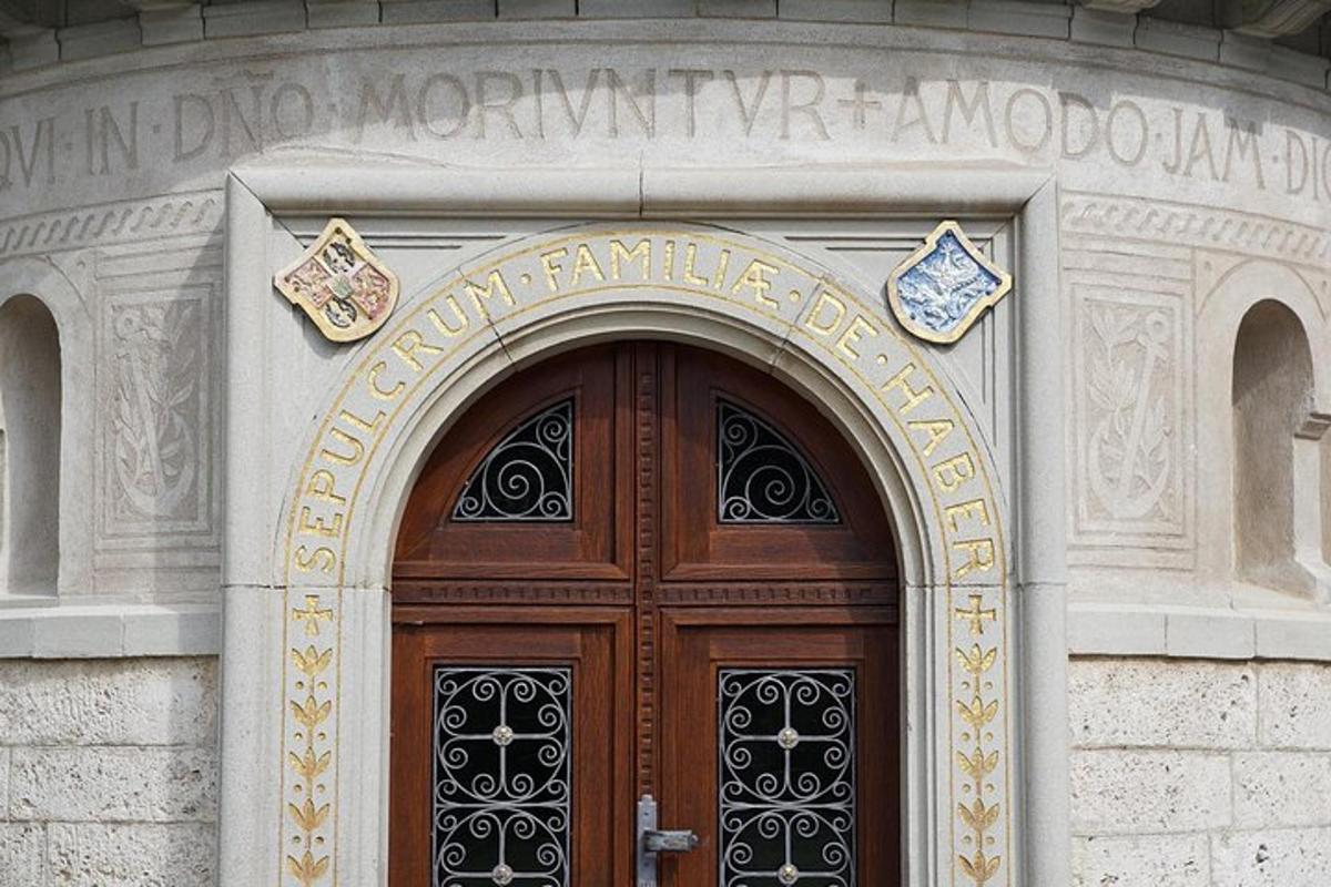 un edifici amb una porta de fusta amb un rètol a sobre