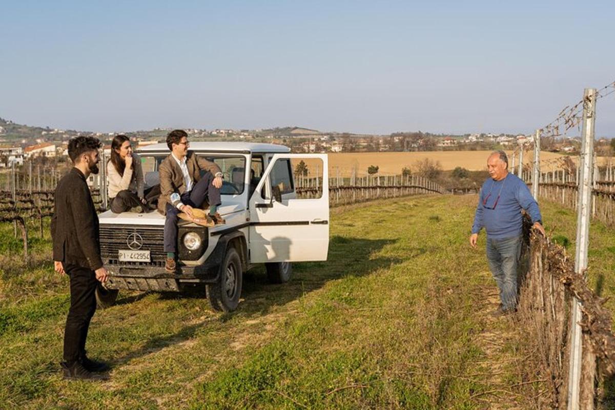skupina lidí jedoucích v zadní části dodávky