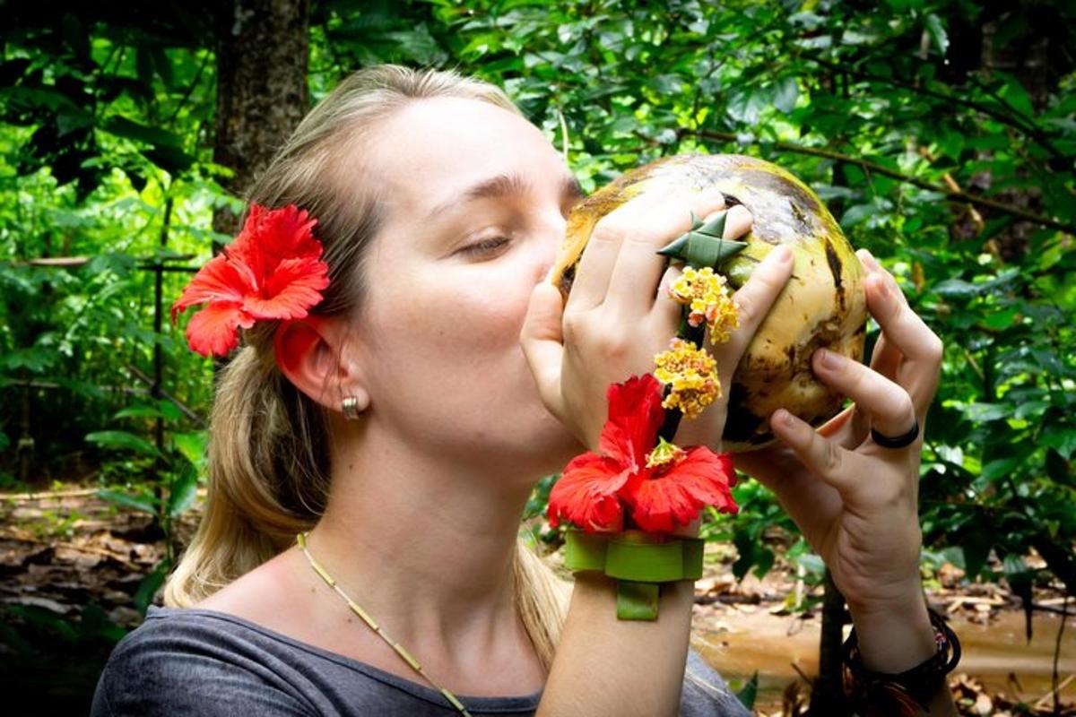 o femeie sărută un fruct cu mâinile