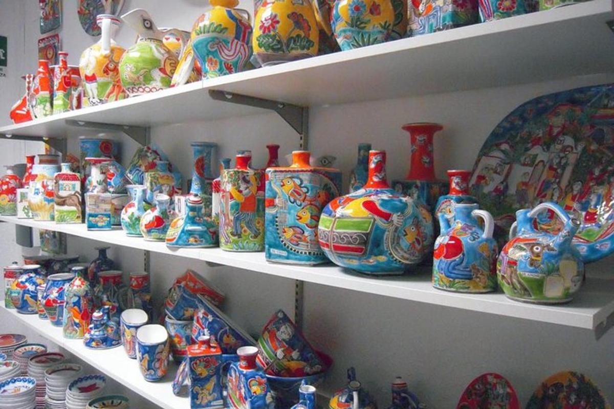 купа ваз на полицях у магазині