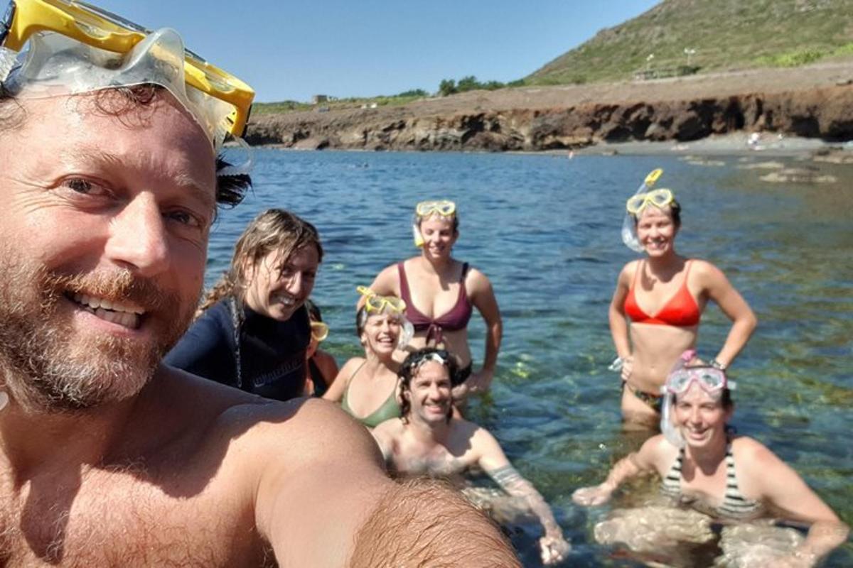 un gruppo di persone in piedi nell'acqua