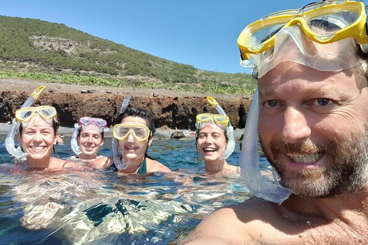 un gruppo di persone in acqua con gli occhialini in testa