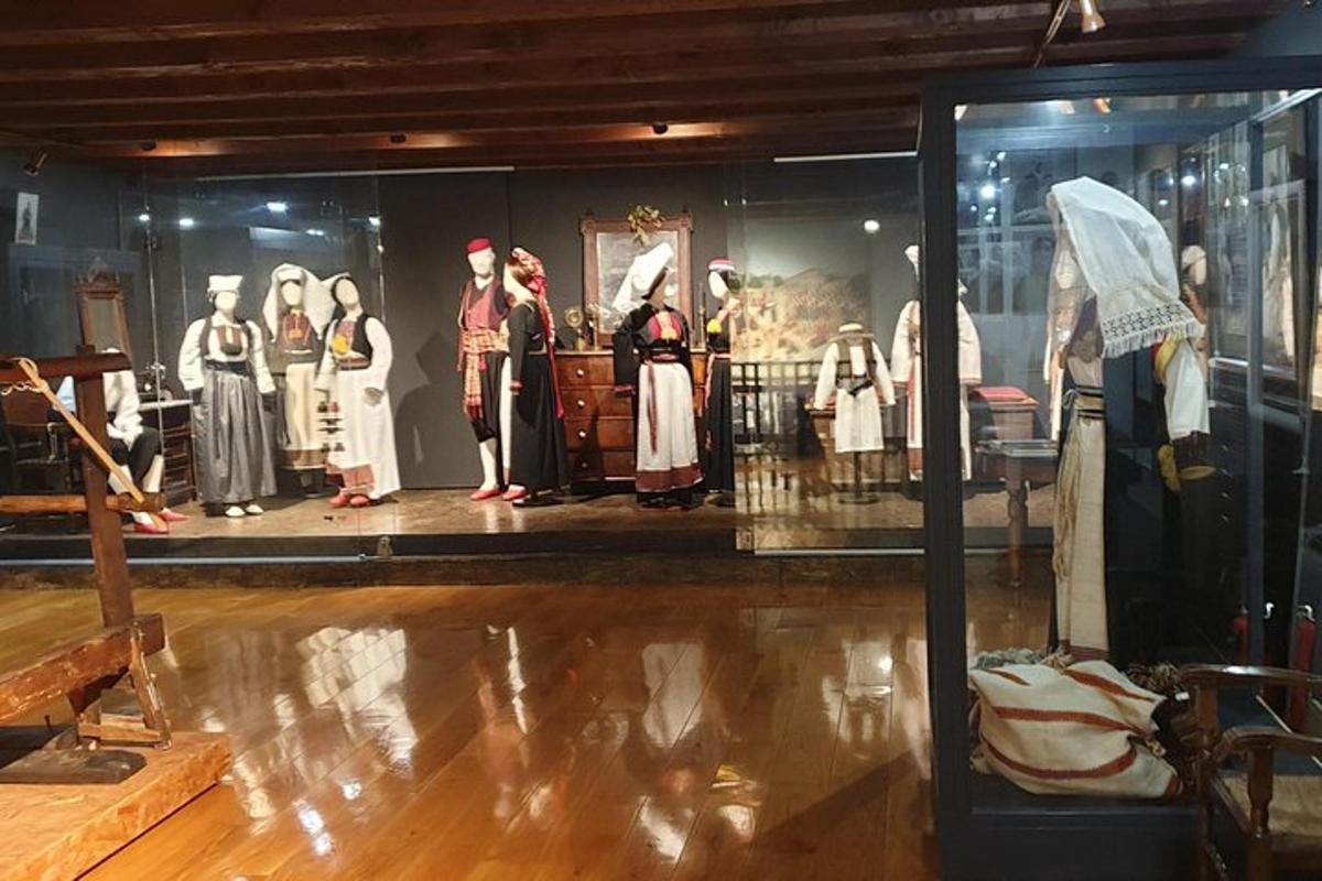 μια προθήκη σε ένα μουσείο γεμάτο κοστούμια