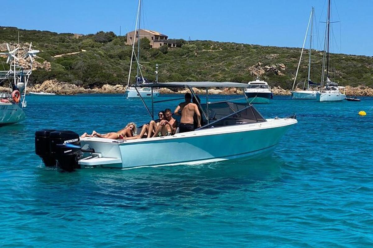μια ομάδα ανθρώπων σε μια βάρκα στο νερό