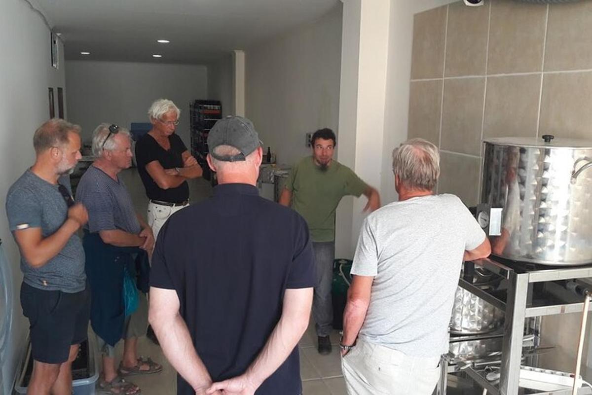 grupė vyrų, stovinčių kartu virtuvėje