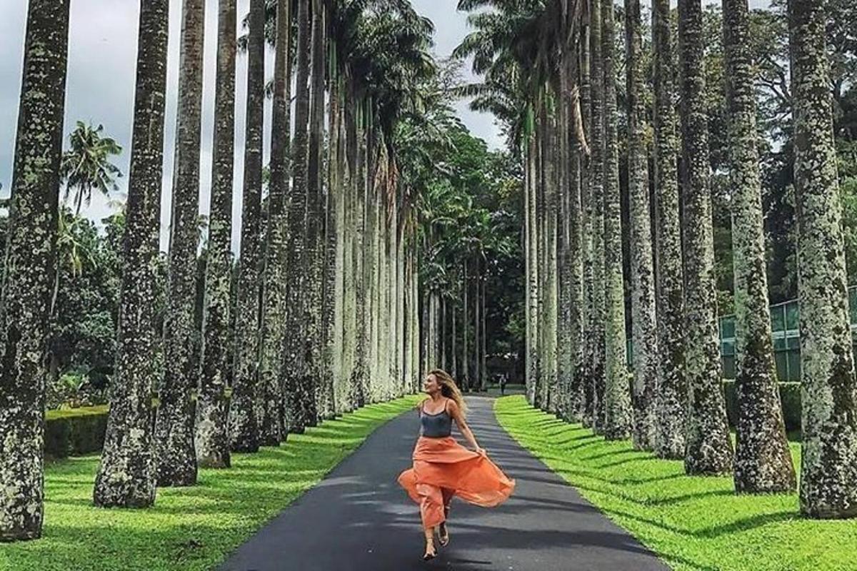 una donna che corre lungo una strada tra le palme