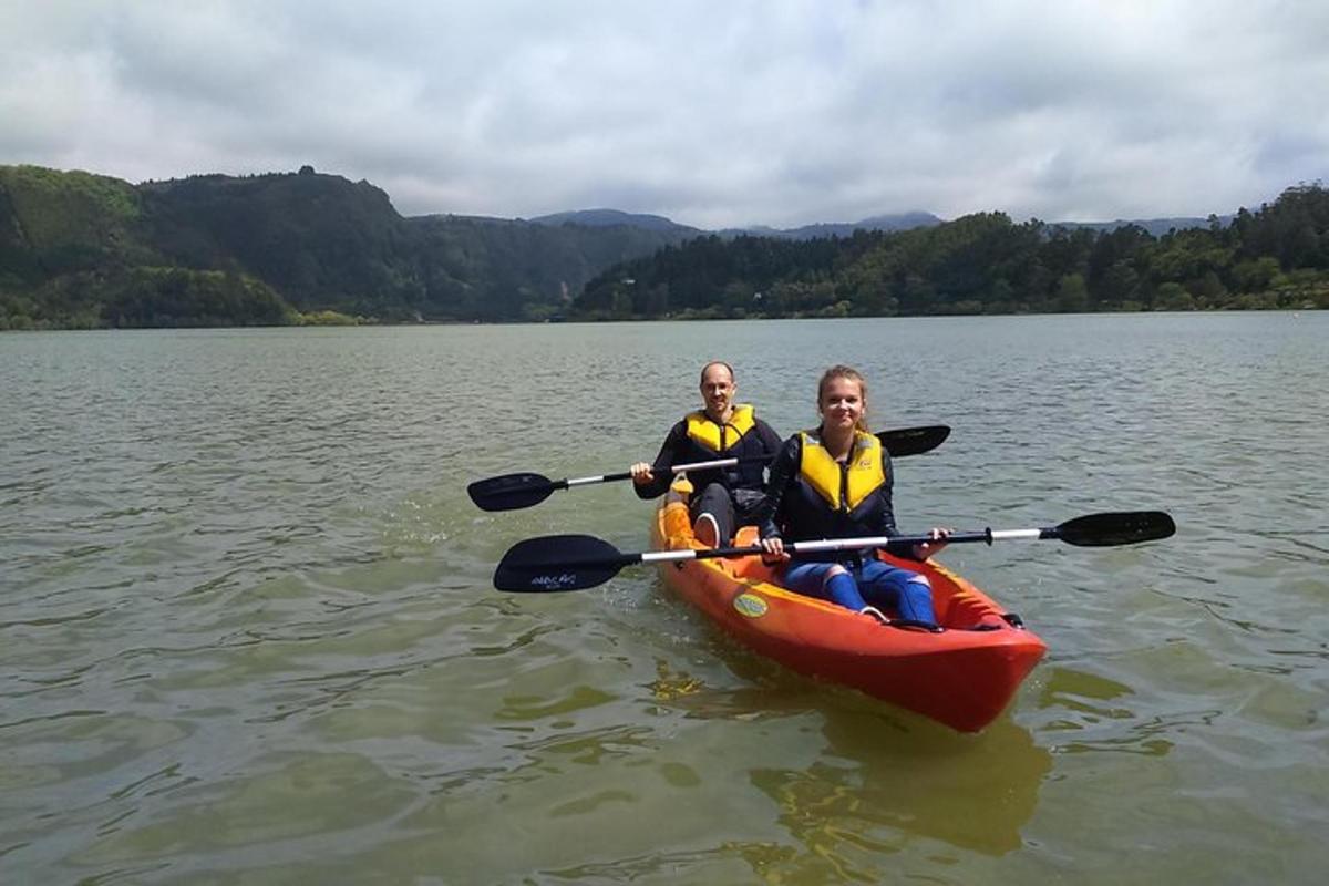 dua orang dalam kayak di tasik