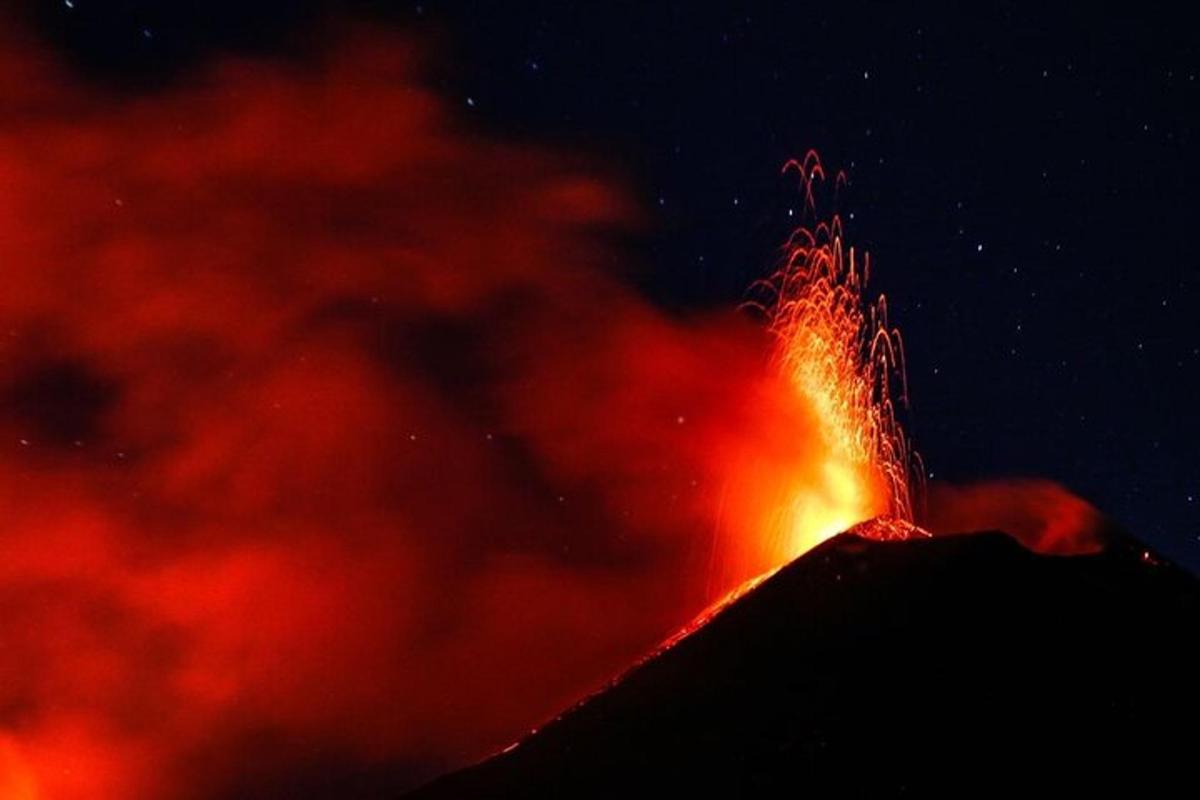 close up gunung berapi dengan api