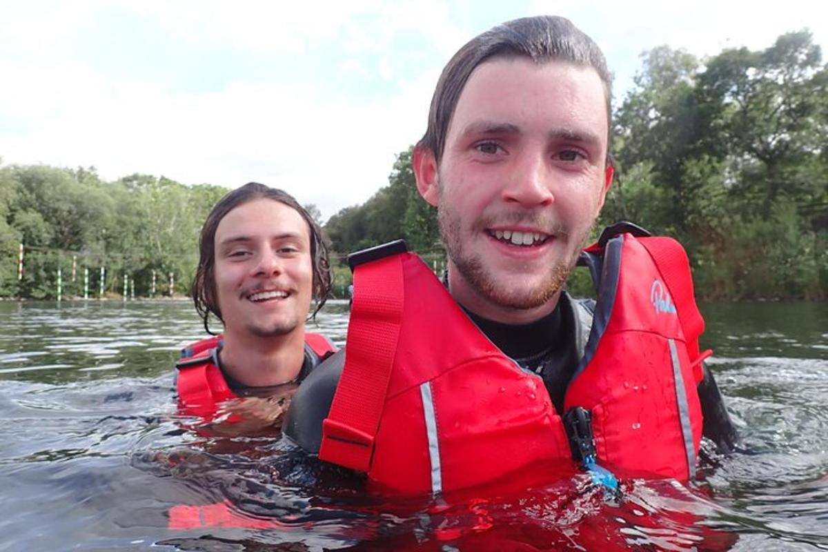 dva muži ve vodě v záchranných vestách