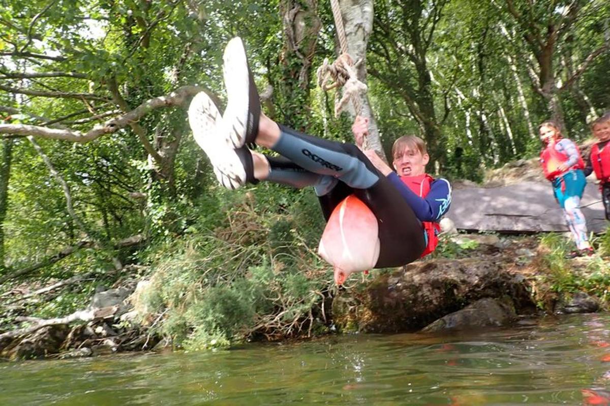 Mladý chlapec skáče z voru do vody