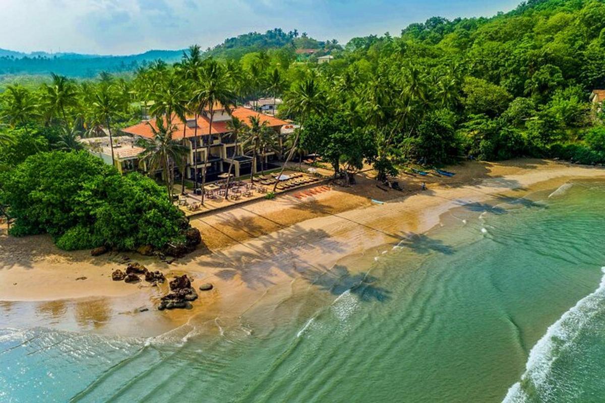 một góc nhìn từ trên không của một bãi biển có khu nghỉ mát