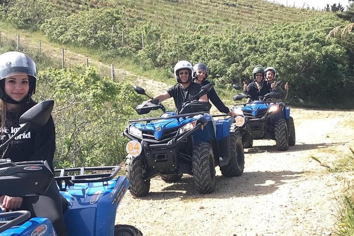 Μια ομάδα ανθρώπων που οδηγούν ATV σε έναν χωματόδρομο