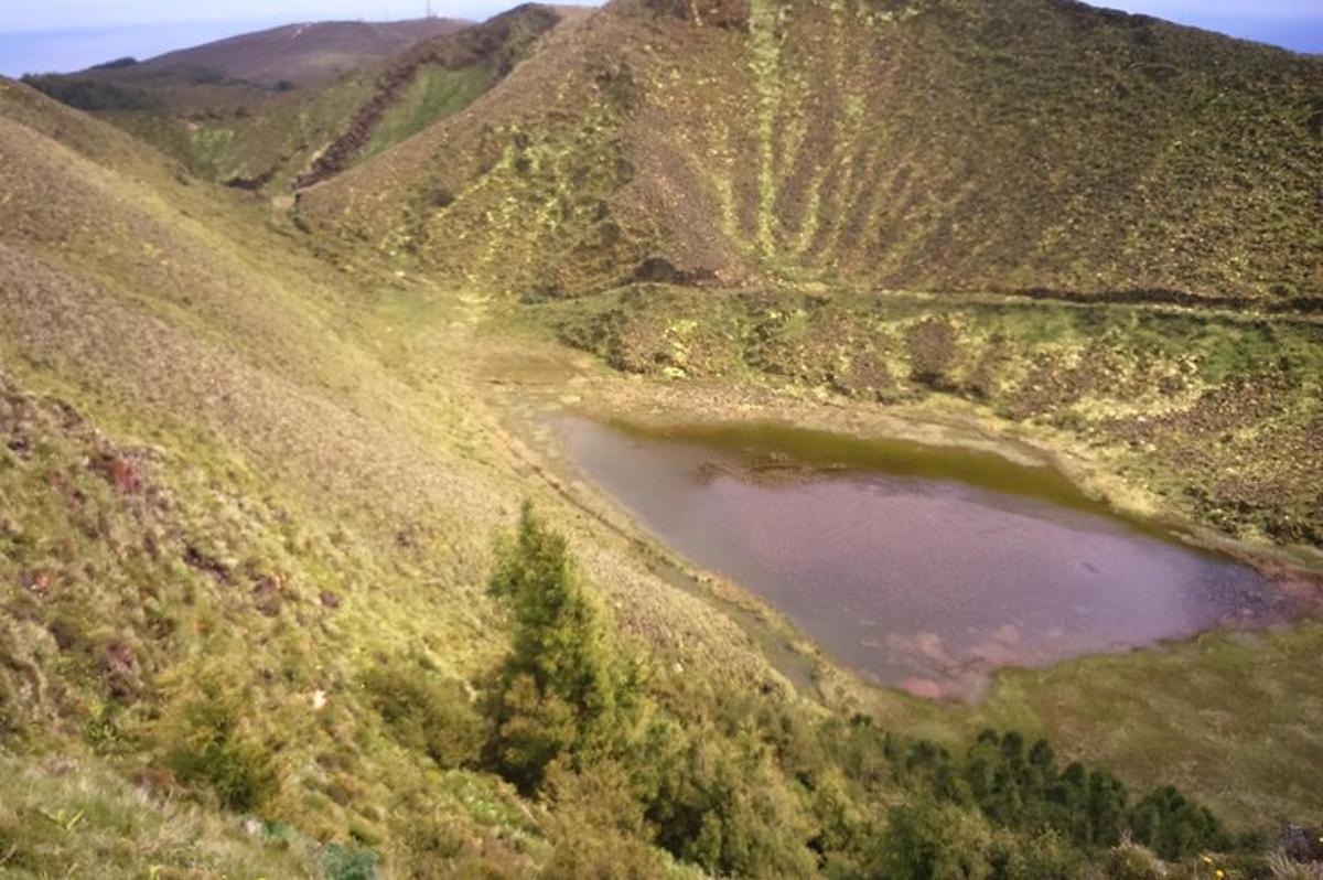 una vista di una montagna con un lago su di essa