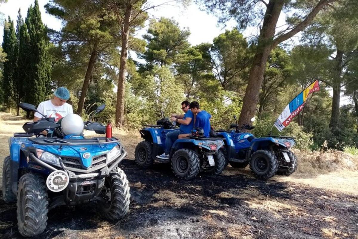 Skupina ljudi sedi na štirikolesnikih in se pretvarja, da jezijo