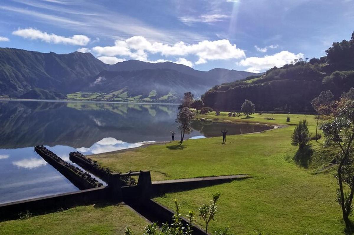 pohled na jezero s mostem vedle něj