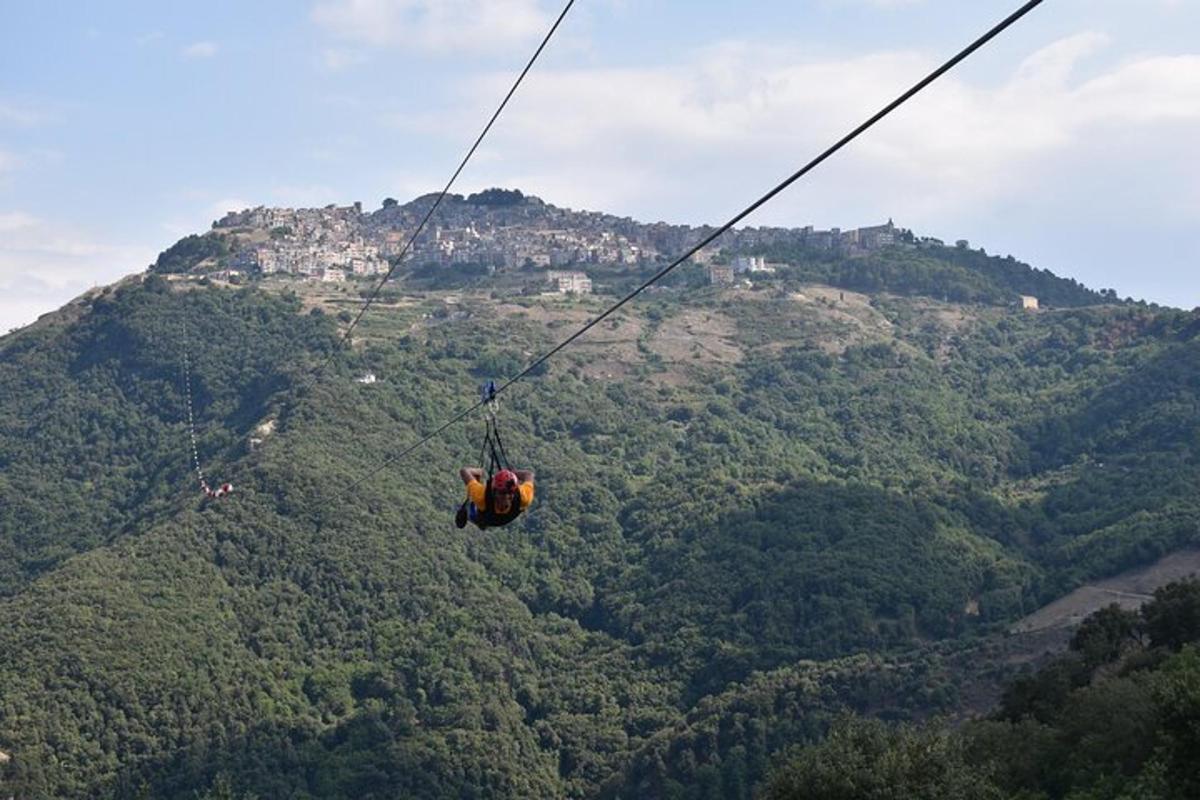 osoba na zip line přes horu