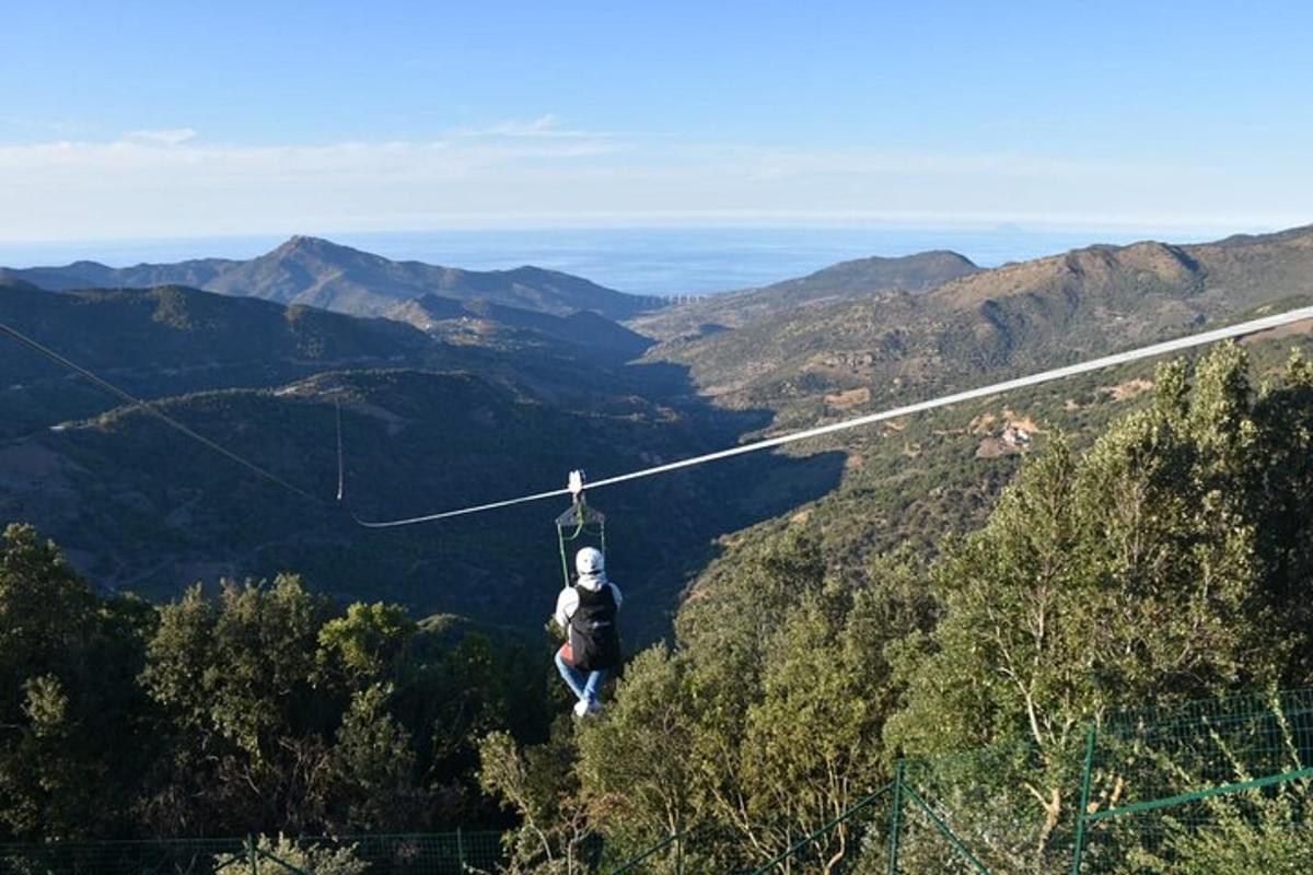 osoba na zip line v horách