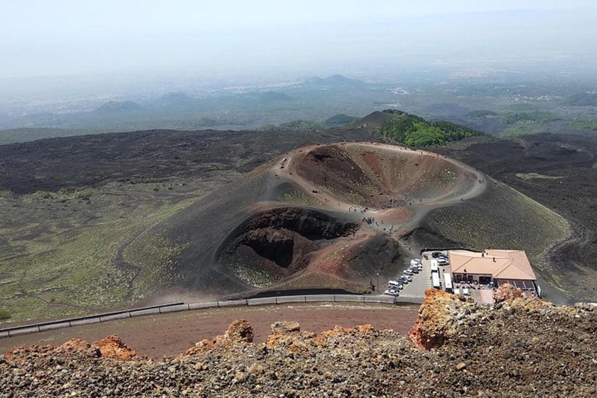 uma estrada de terra na encosta de uma montanha