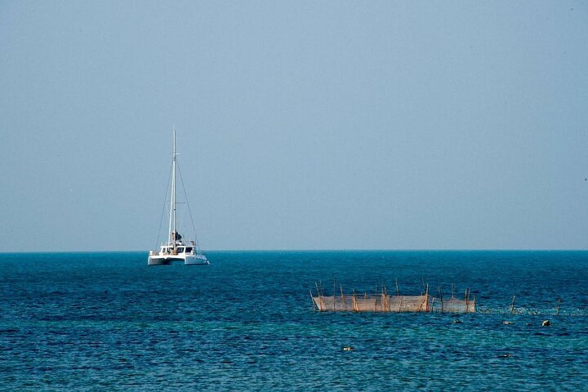 ένα ιστιοφόρο στη μέση του ωκεανού