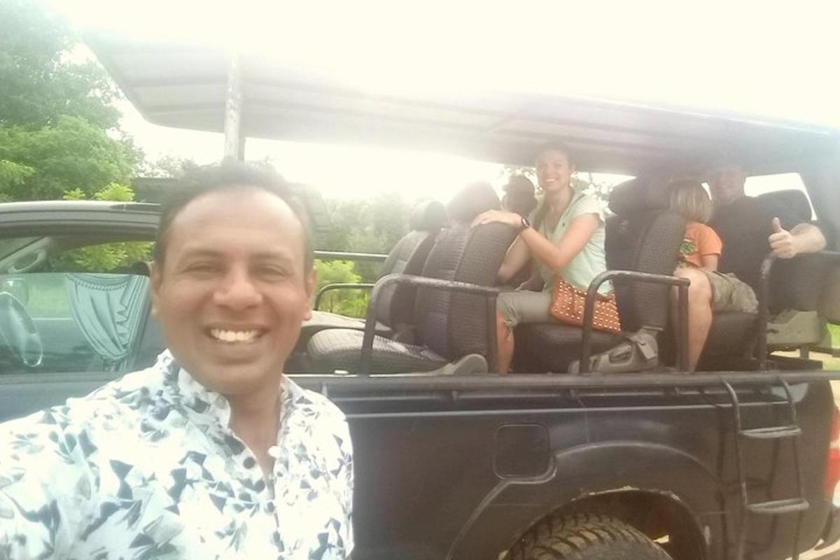 un uomo in piedi sul retro di una jeep