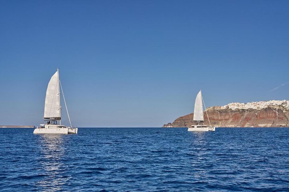 dos velers flotant sobre l'aigua a l'oceà