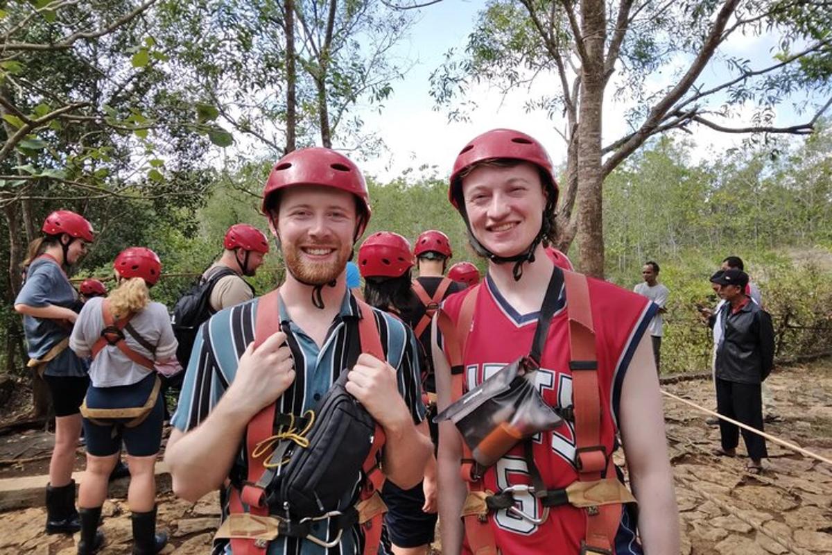 un gruppo di persone con i caschi in piedi su una teleferica