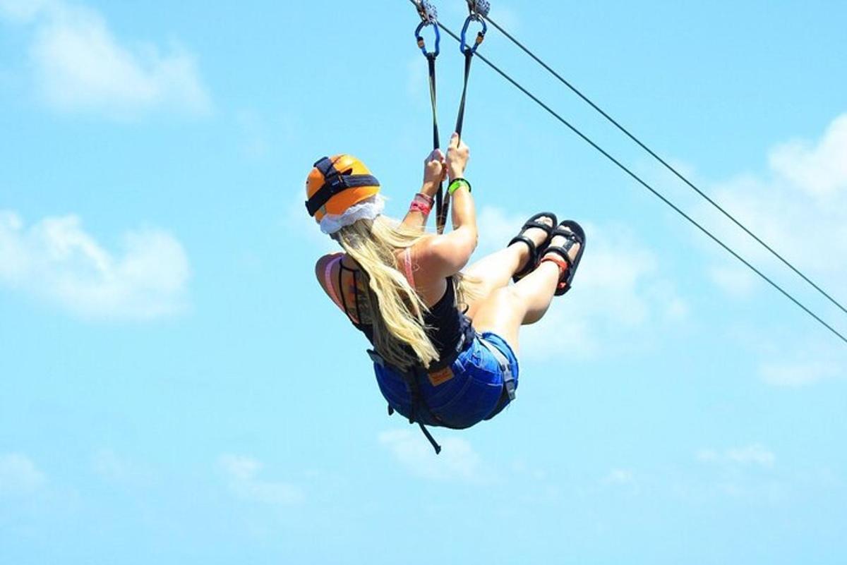 ženska na ziplineu v zraku