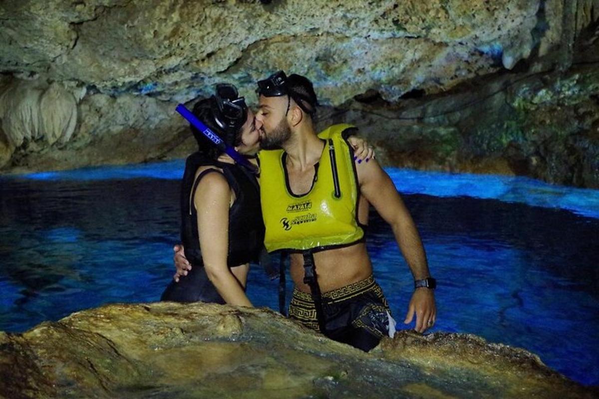 Ένας άντρας στέκεται σε μια σπηλιά με μια κάμερα