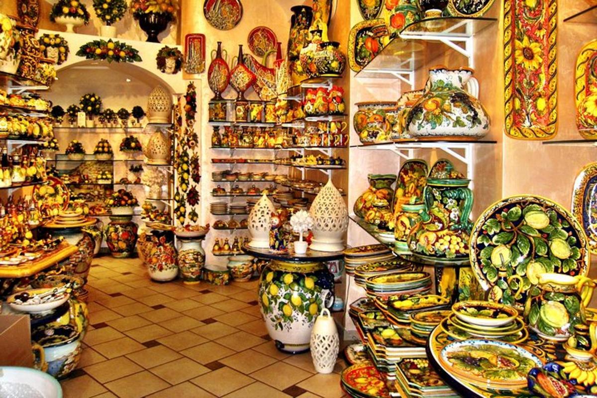 un negozio pieno di tanti piatti e ceramiche
