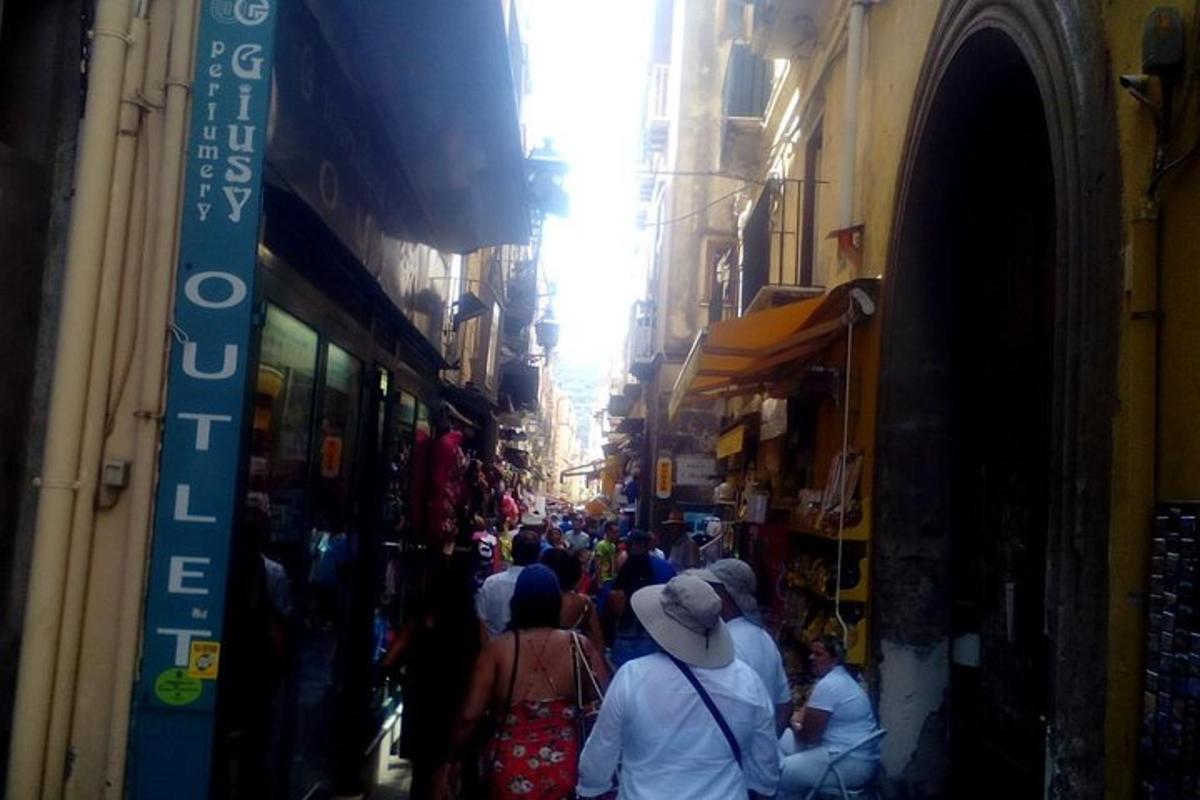 um grupo de pessoas caminhando por uma rua estreita