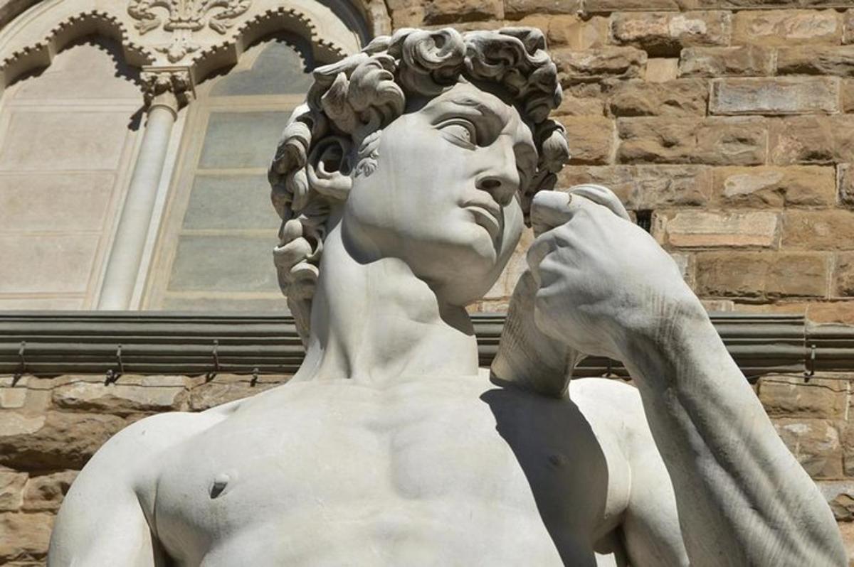 una statua di una donna in piedi davanti a un edificio