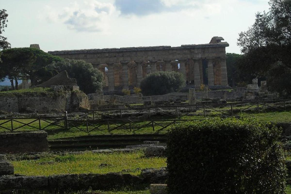 ένα πέτρινο κτίριο με φράχτη σε ένα χωράφι