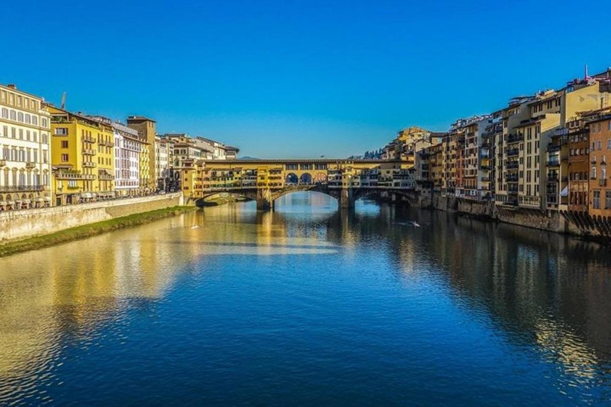 un ponte sopra un fiume in una città con edifici