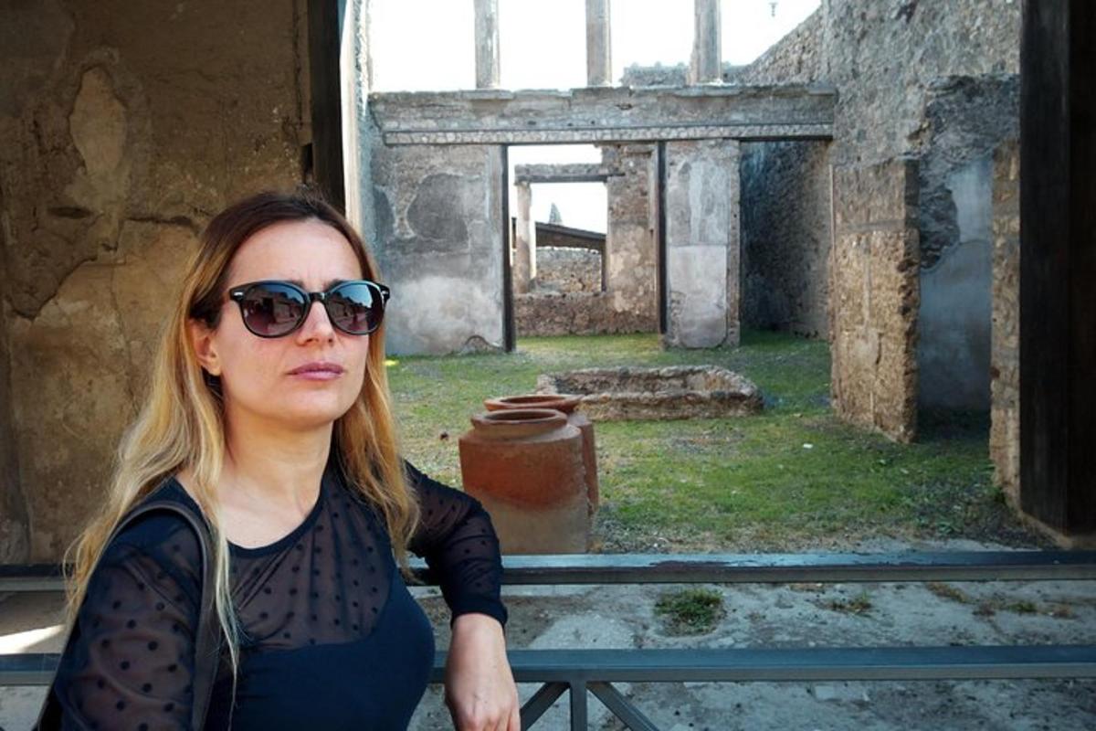 žena sedící na lavičce ve staré budově