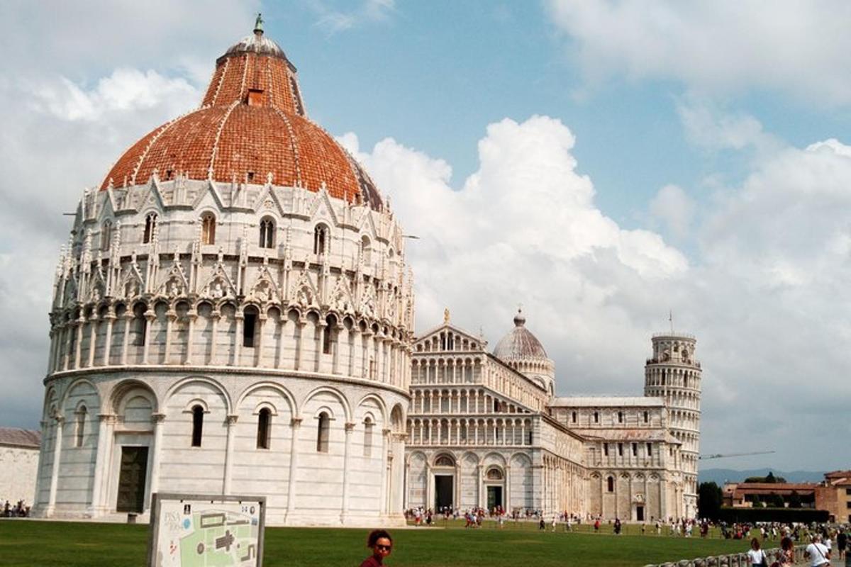 una persona in piedi di fronte alla torre pendente