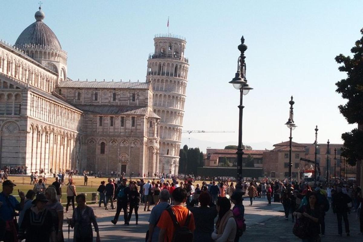 un gruppo di persone in piedi davanti alla torre pendente
