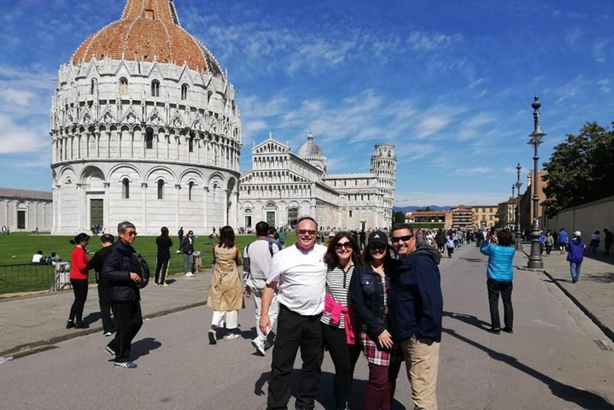 Un grupo de personas de pie frente a la torre inclinada