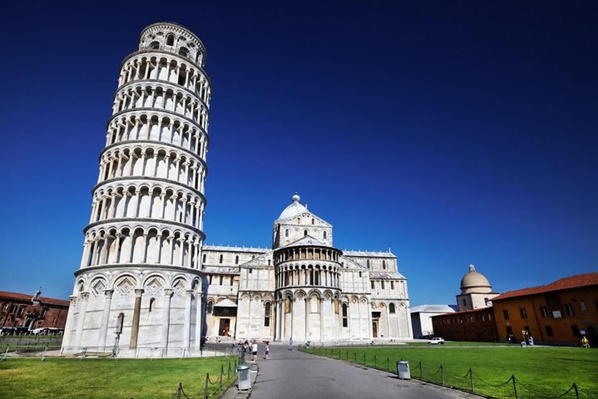 un edificio con la torre pendente di Pisa