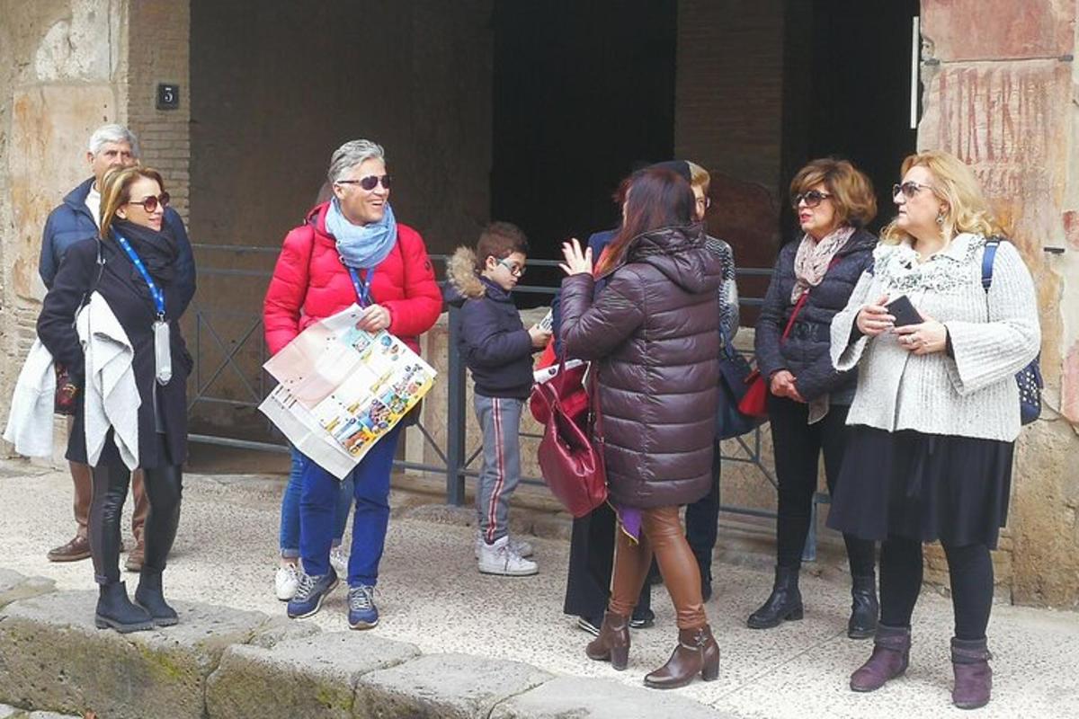 un grup de femei care stăteau în fața unei clădiri