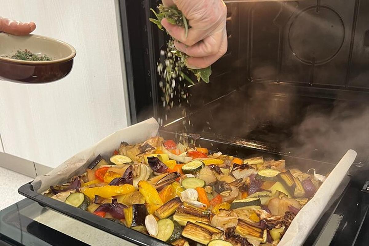 seseorang memasak sayur dalam kuali di atas dapur
