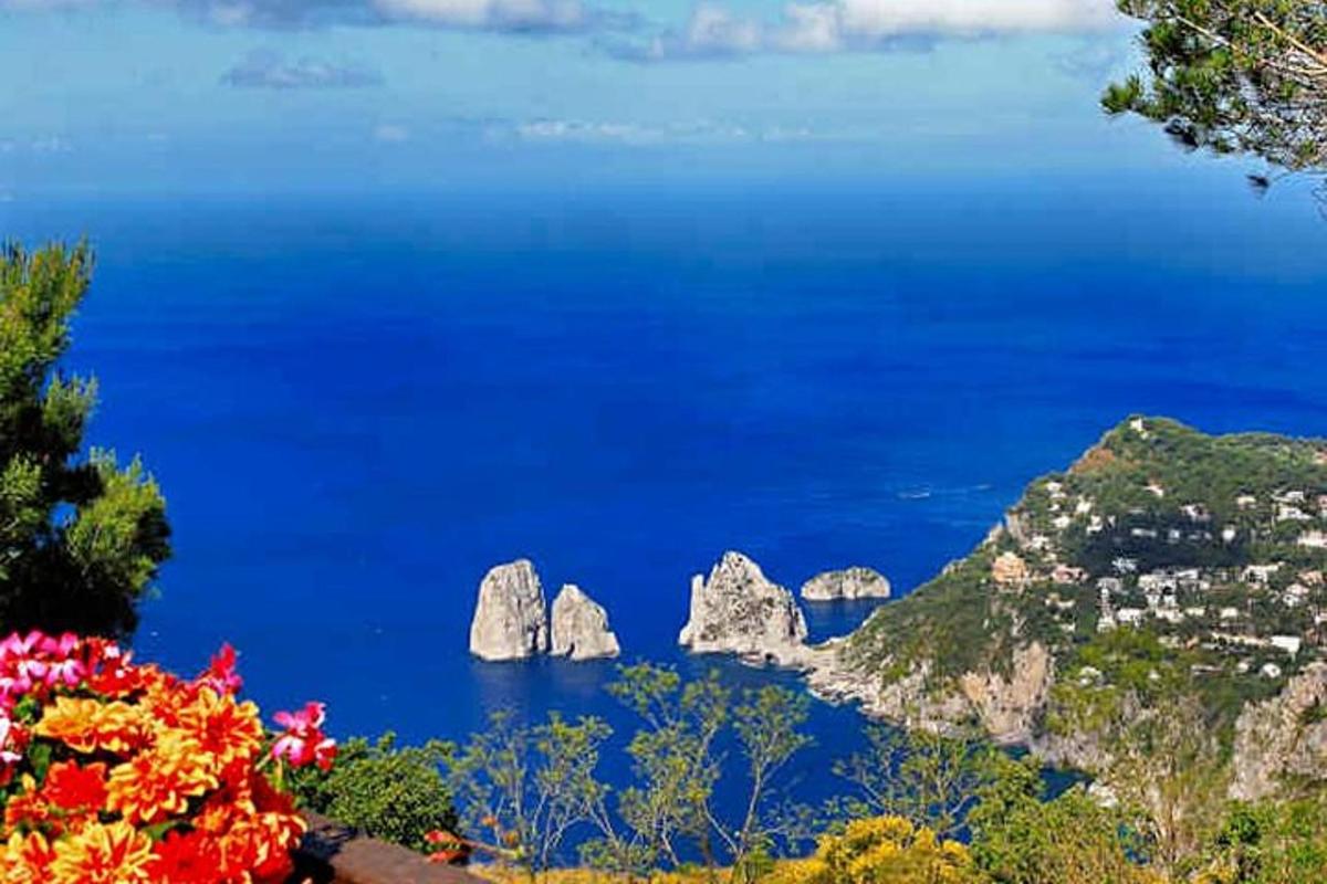 Una vista de la costa de Amalfi y el océano.