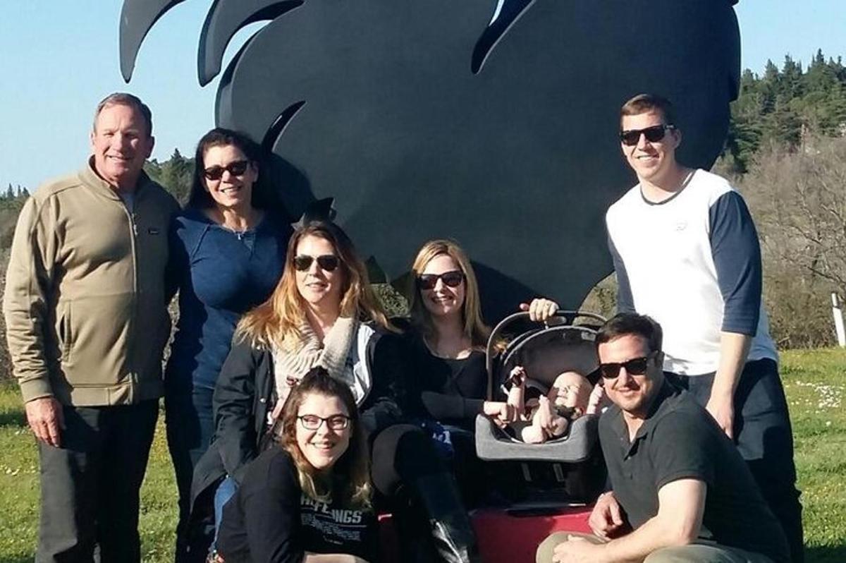 Un grupo de personas posando para una foto frente a un globo.
