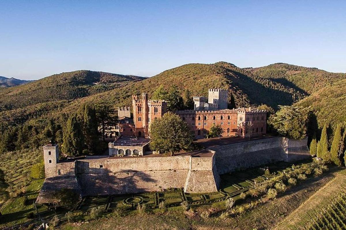 letecký pohled na hrad na hoře