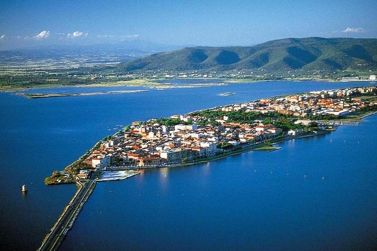 острво усред велике водене површине