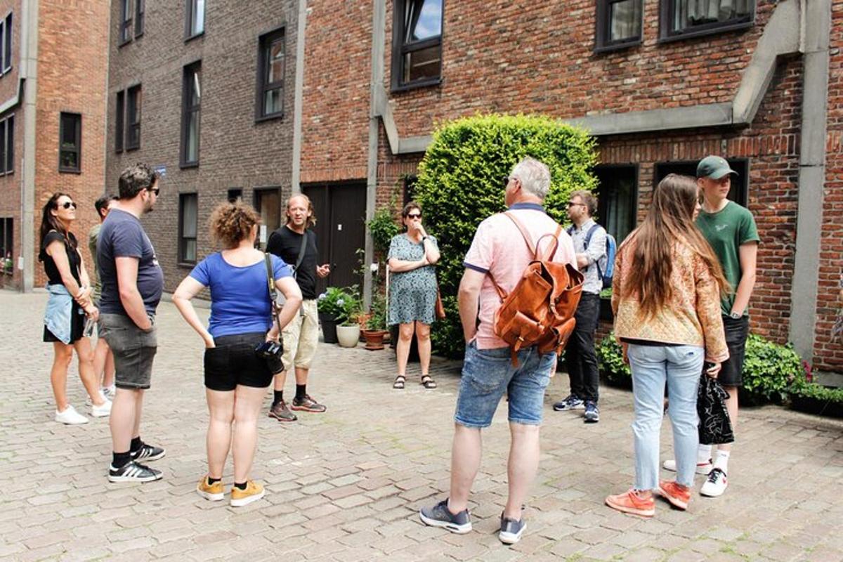 Un grupo de personas paradas afuera de un edificio