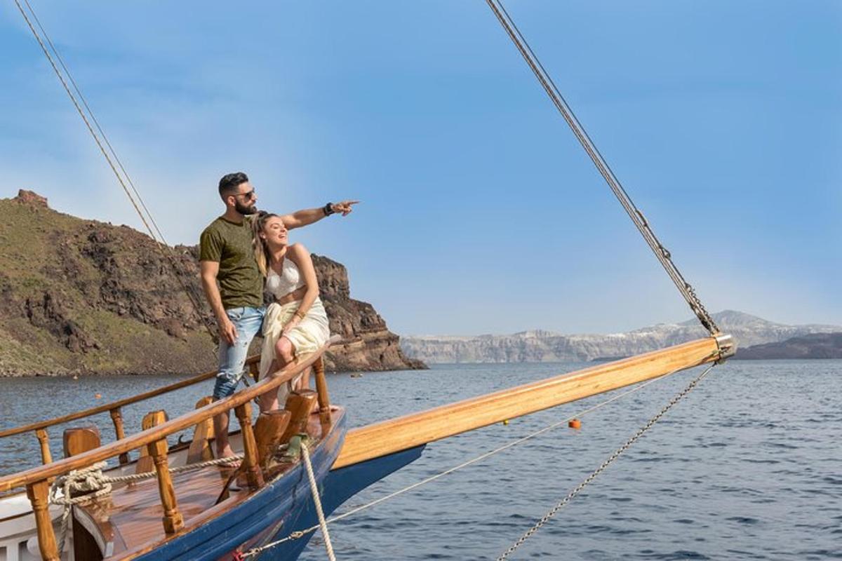 Un hombre y una mujer de pie en la cubierta de un barco.