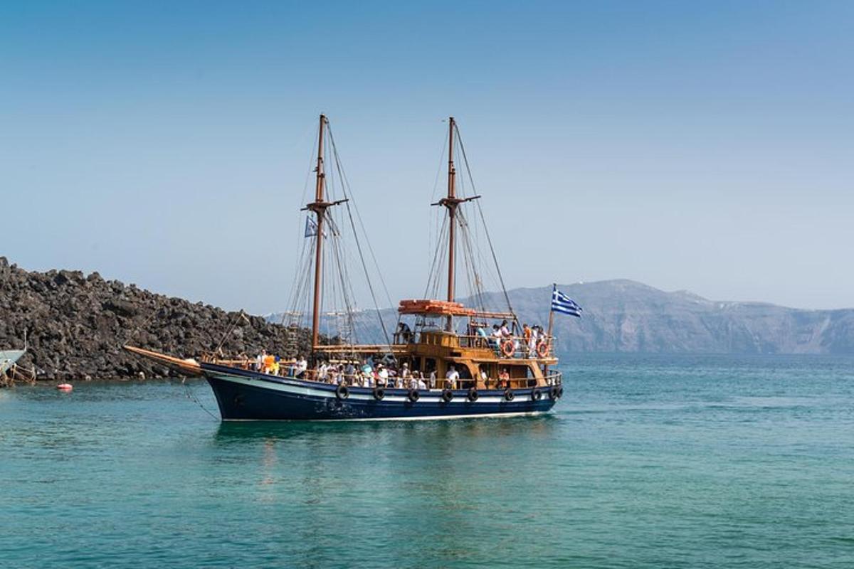un grupo de personas en un barco en el agua